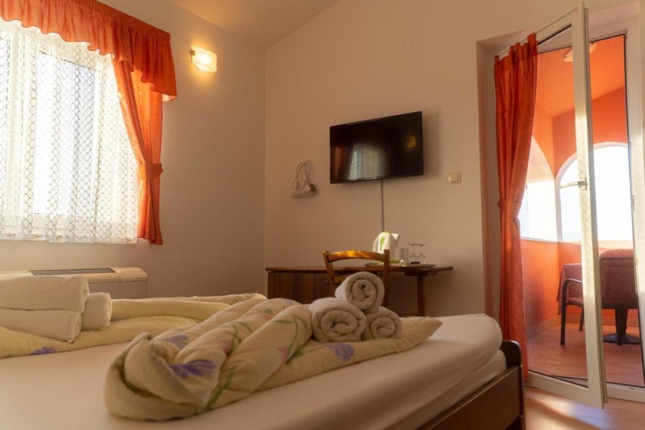 Apartments And Rooms Villa Chiara クルニカ エクステリア 写真
